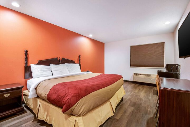 1 King Bed (6 of 8)