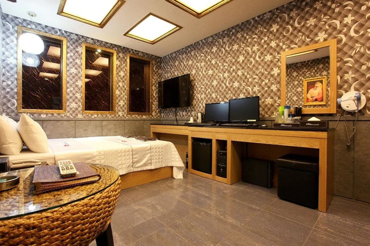 Room 6 of 9