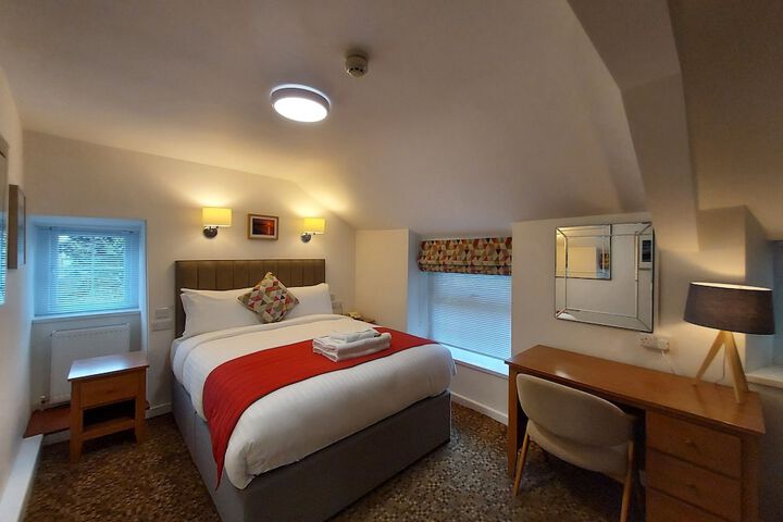 Room 10 of 28