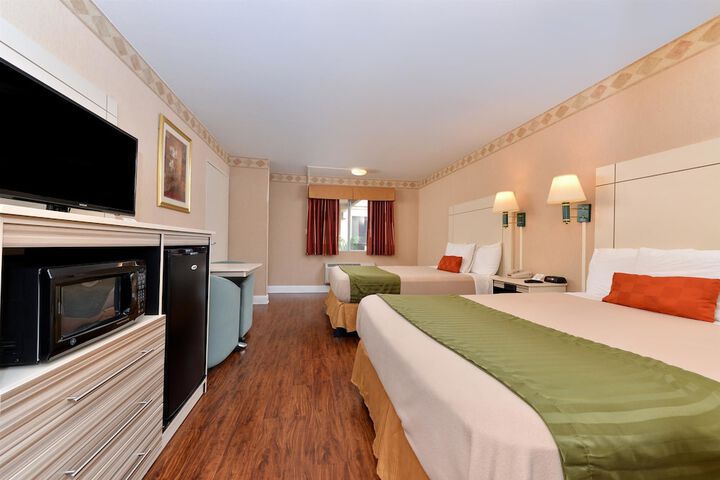 1 Queen Bed (2 of 12)
