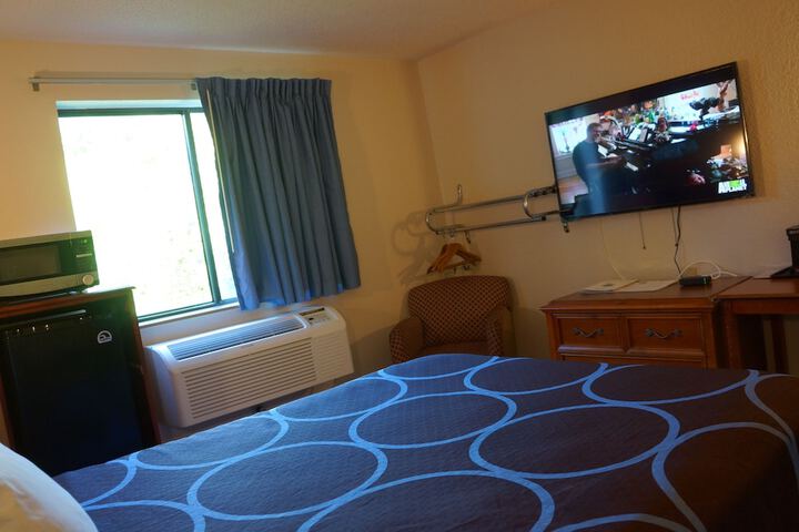 1 Queen Bed (12 of 16)