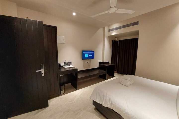 Room 4 of 8