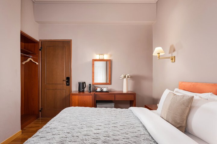 Room 25 of 132