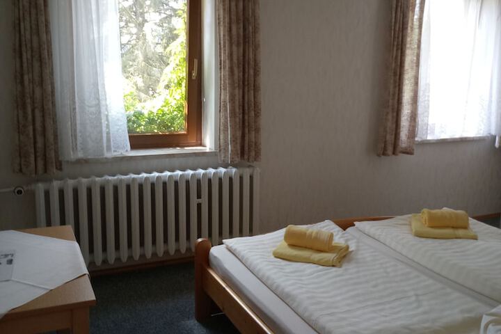 Room 6 of 12