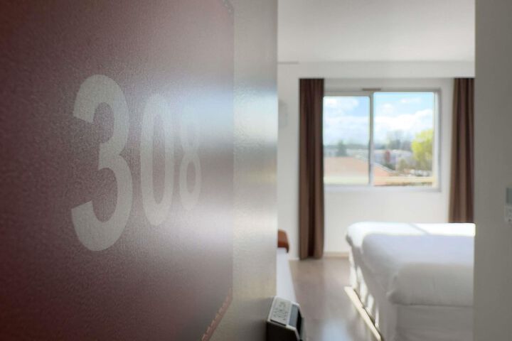 Room 23 of 76