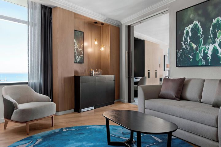 Lounge 90 of 143