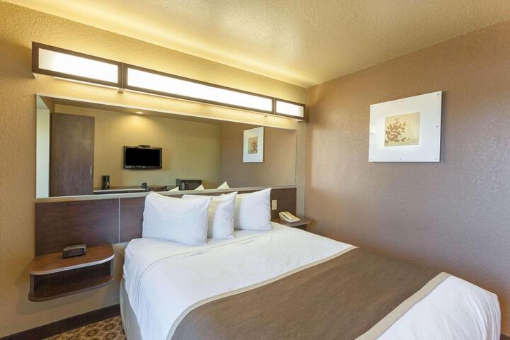 1 Queen Bed (3 of 22)