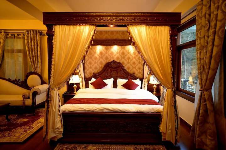 Room 5 of 9