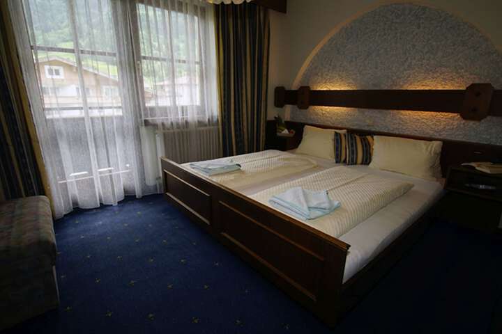 Room 8 of 43