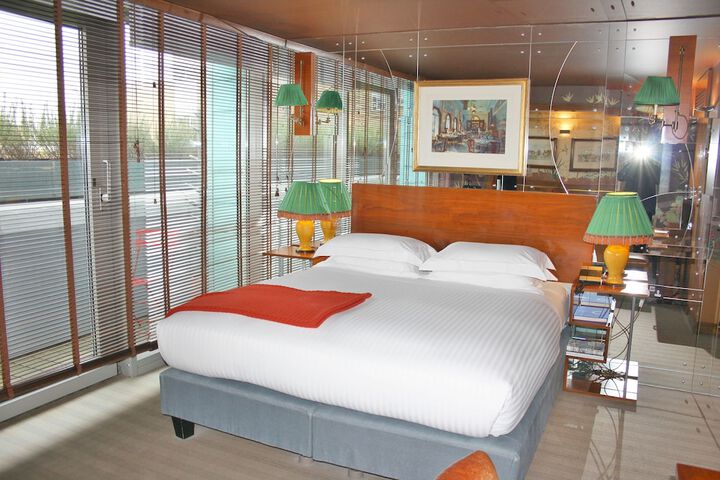 Room 6 of 68
