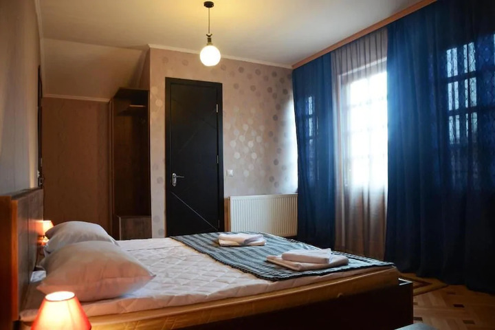 Room 8 of 10