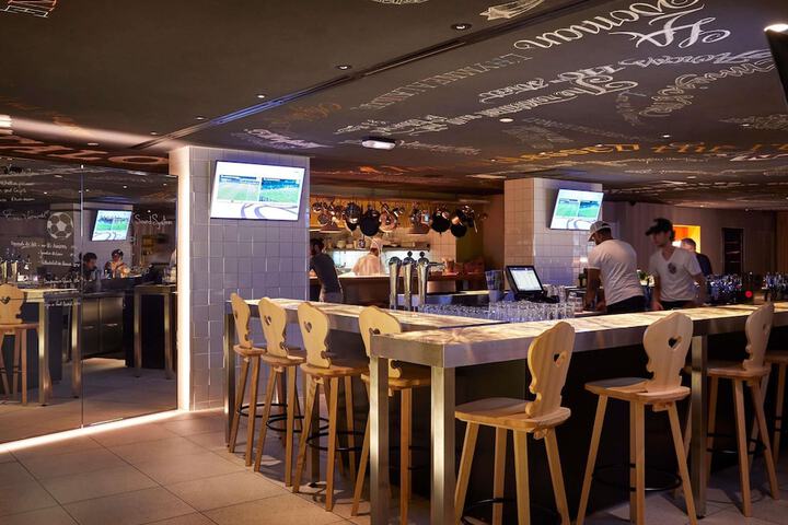 Lounge 86 of 143