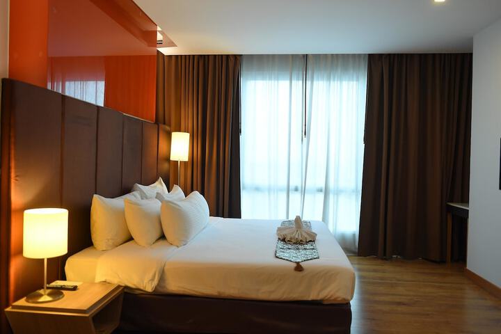 Room 28 of 143