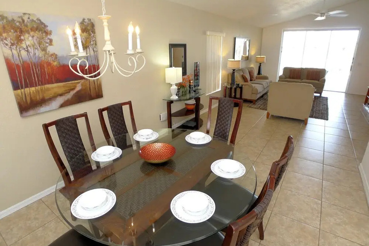 Dining 17 of 18
