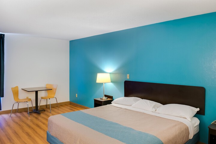 1 King Bed (2 of 7)