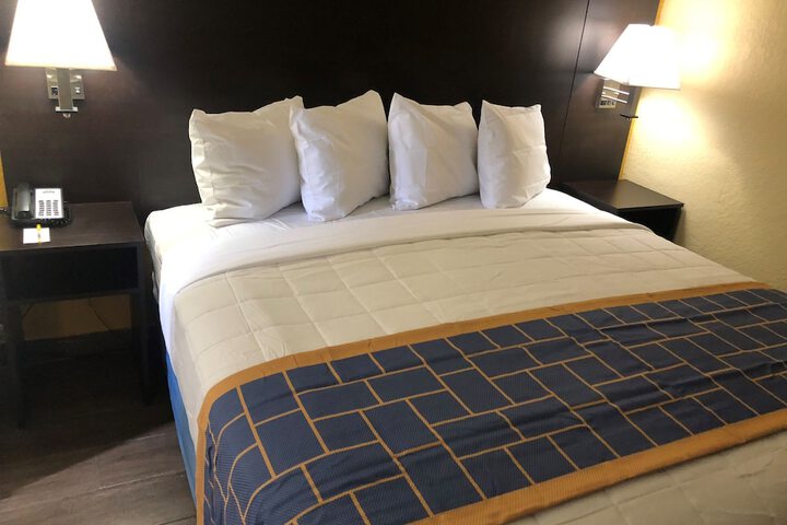 1 Queen Bed (11 of 36)