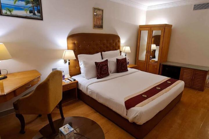 Room 2 of 10