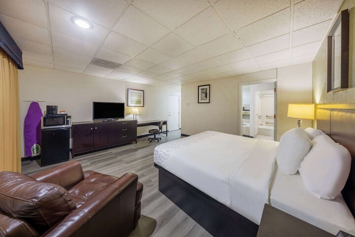 1 Queen Bed (9 of 10)