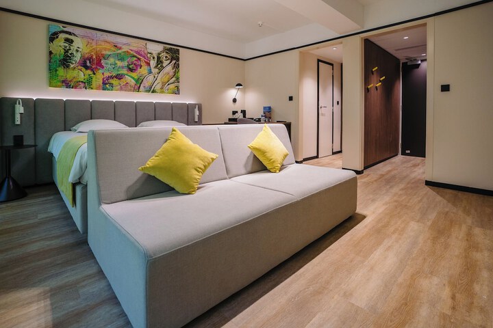 Room 18 of 42