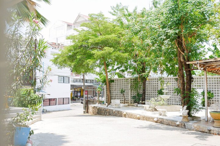Hotel Exterior 45 of 48