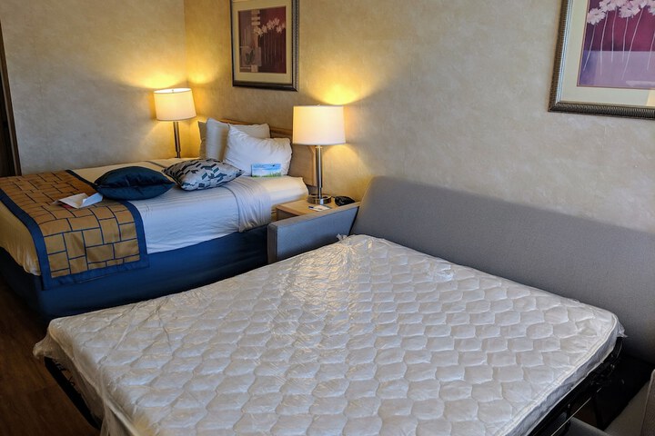 1 Queen Bed (7 of 14)