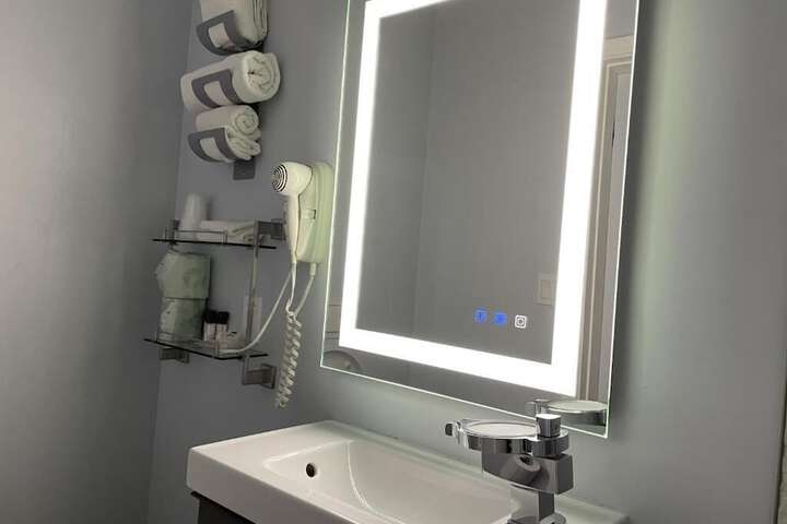 Single Room 1 Double Bed Shared Bathroom (14 of 19)