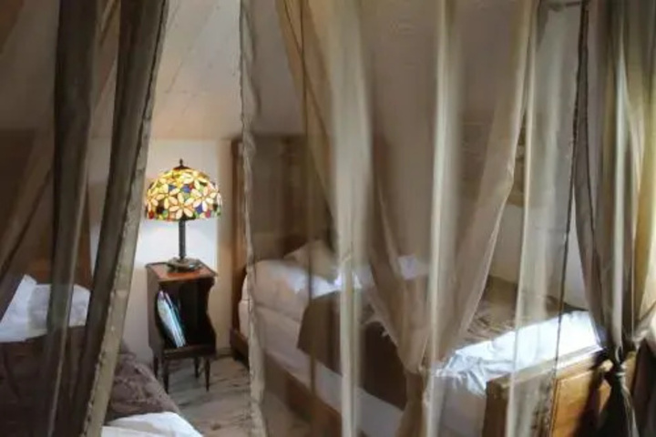Room 2 of 9