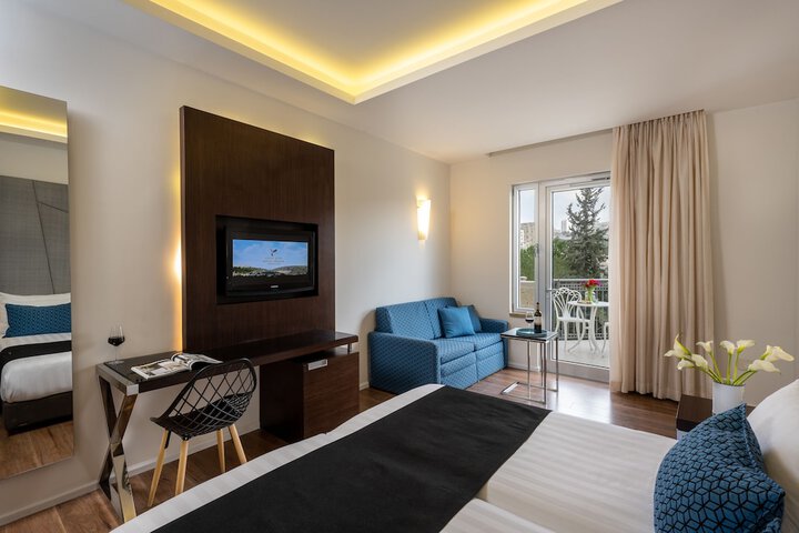 Room 44 of 106
