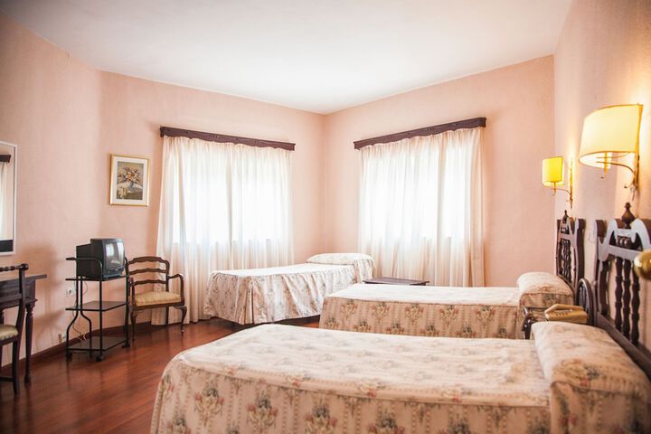 Room 9 of 38