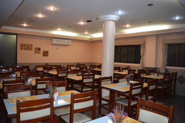 Dining 8 of 18