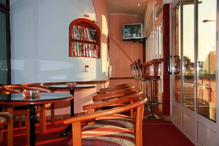 Room 8 of 16