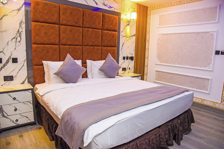Room 10 of 98
