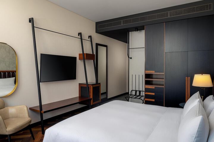 Room 32 of 103