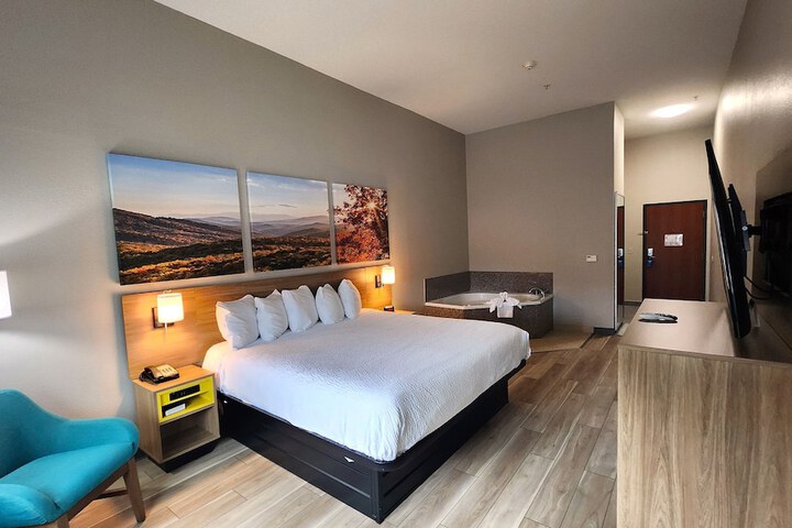 1 King Bed | (2 of 11)