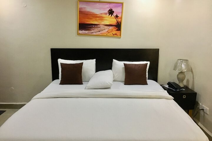 Room 8 of 16