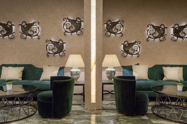 Lounge 82 of 89