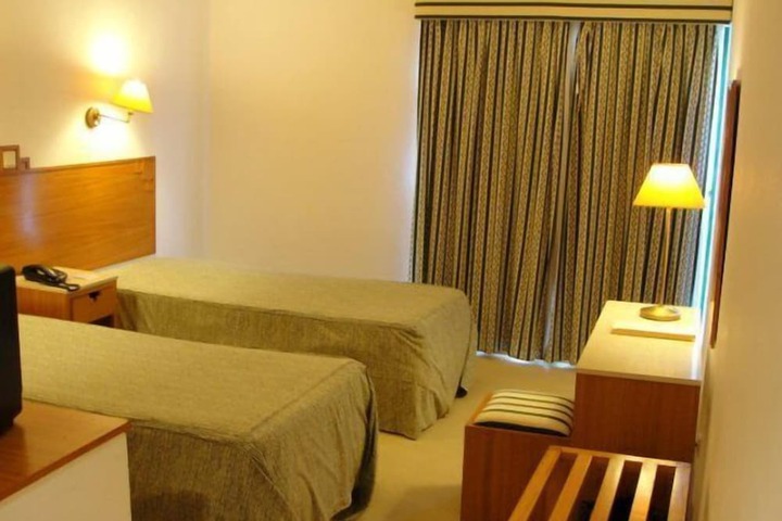 Room 6 of 33