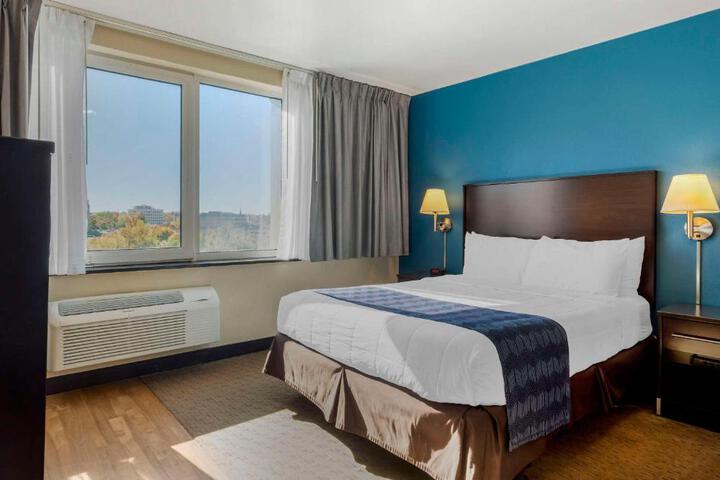 1 Queen Bed (2 of 3)