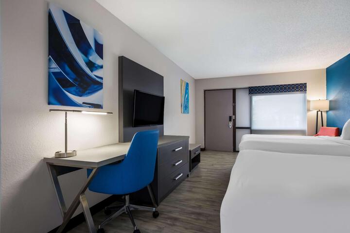 2 Queen Beds High Speed Internet Accessible Microwave and Refrigerator, Coffee Maker Iron and Ironing Board Hairdryer Continental Breakfast (15 of 15)