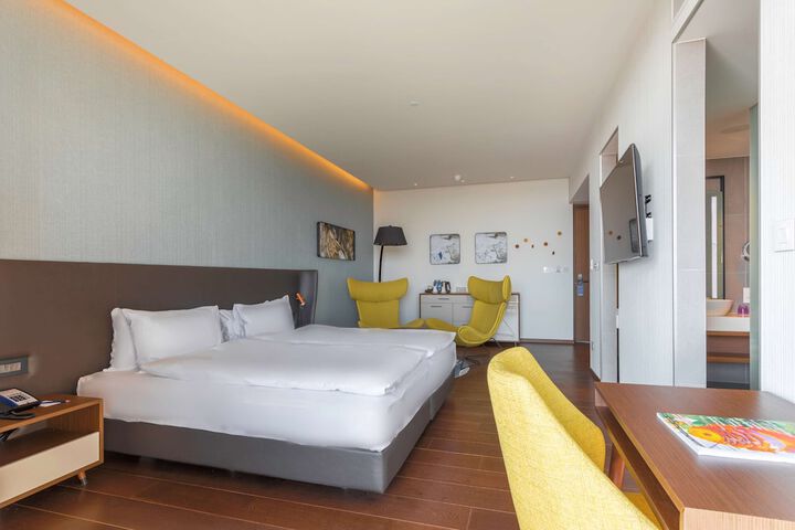 Room 32 of 165