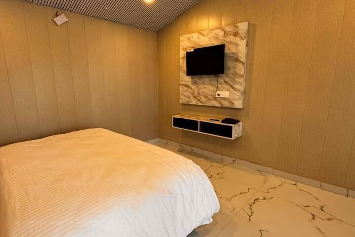 Room 28 of 64