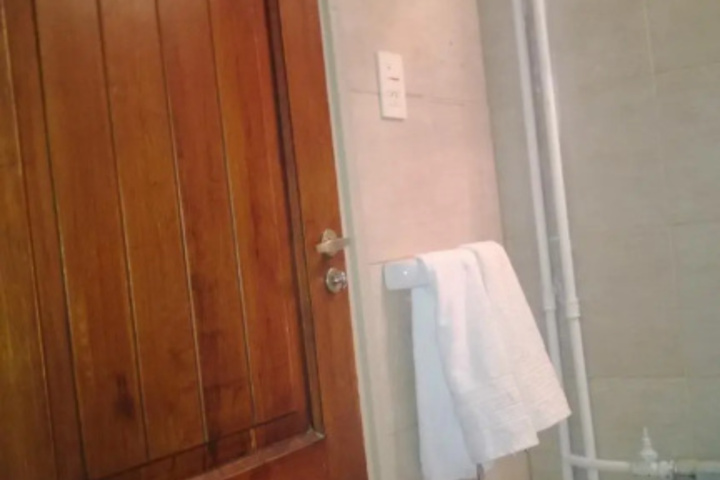 Room 5 of 9