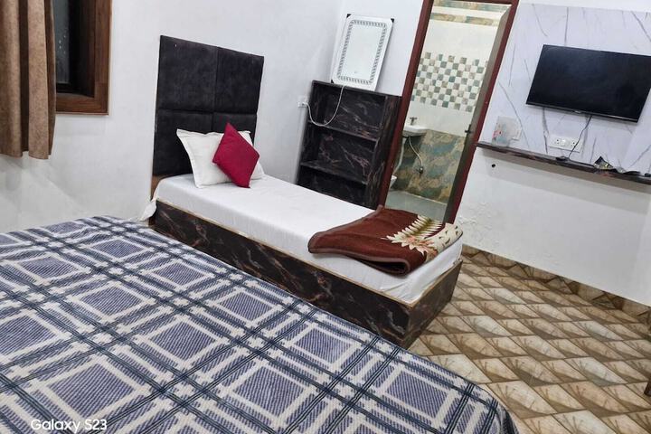 Room 4 of 6