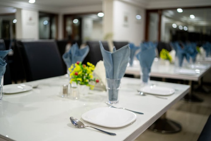 Dining 34 of 55