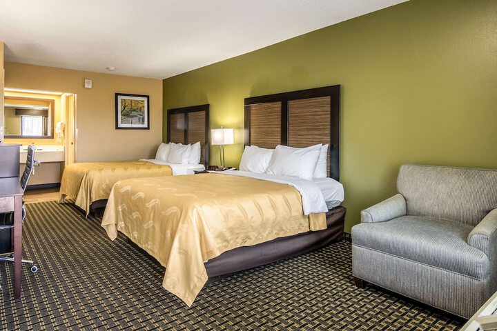 2 Queen Beds (3 of 11)