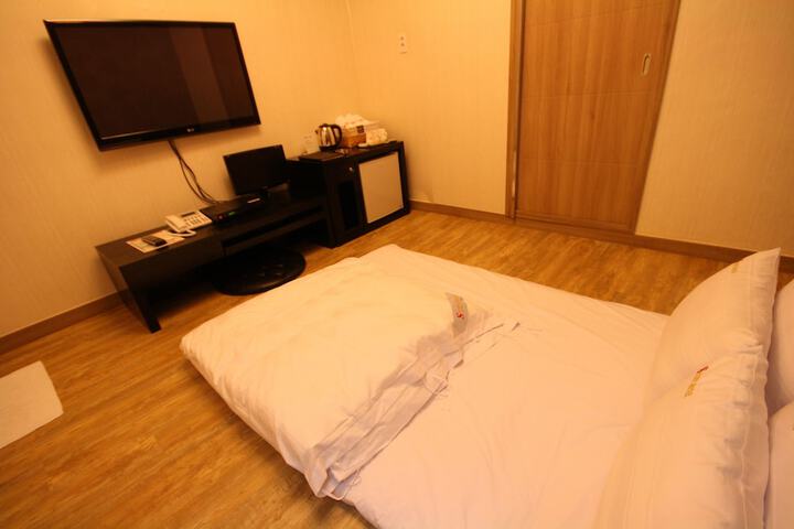 Room 3 of 82