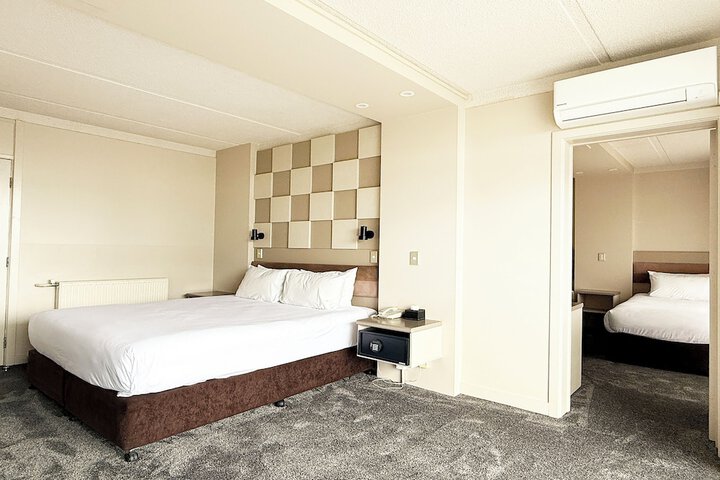 Room 34 of 66