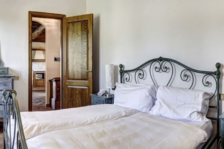 Room 10 of 68