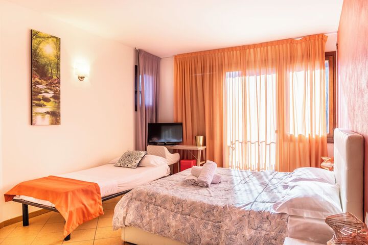 Room 10 of 34
