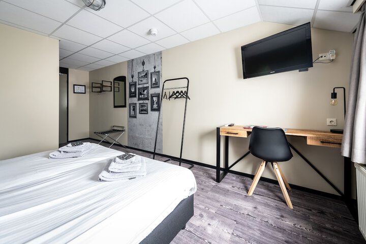 Room 4 of 34